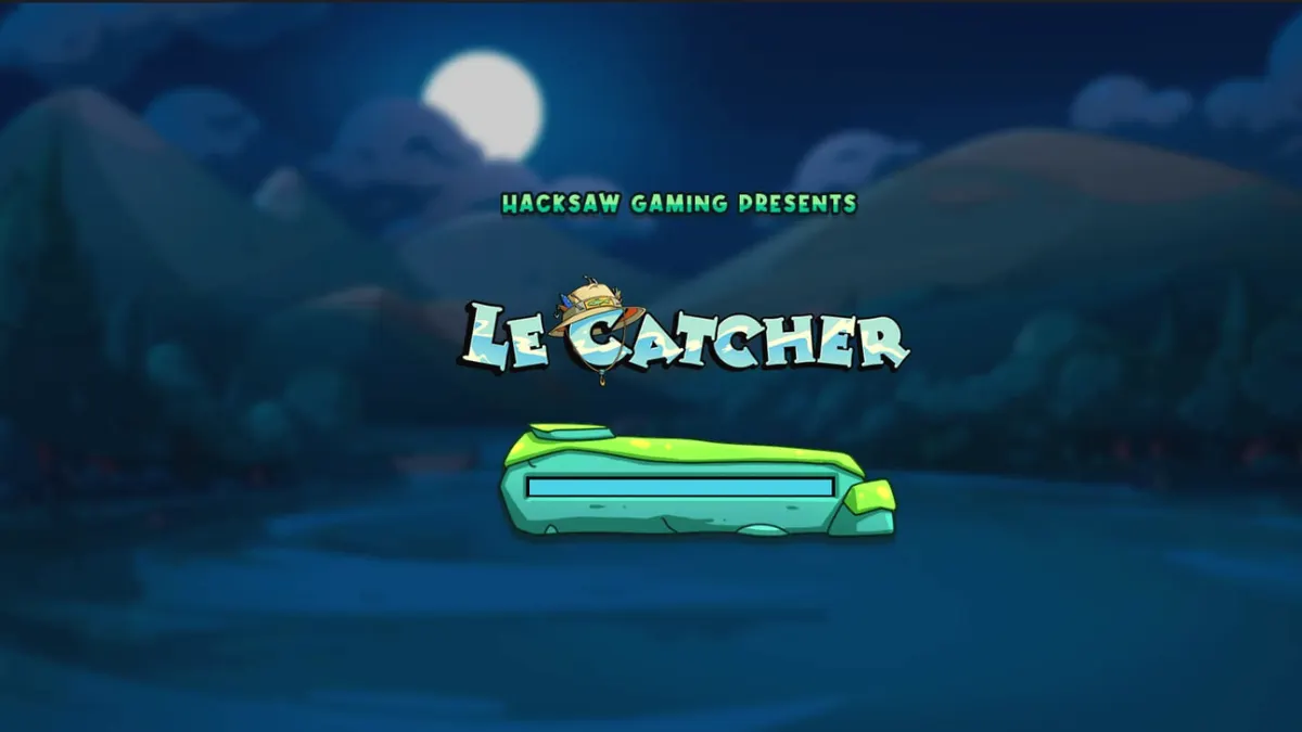 Karakter rakun nelayan dalam slot Le Catcher dengan latar belakang pemandangan malam hari.